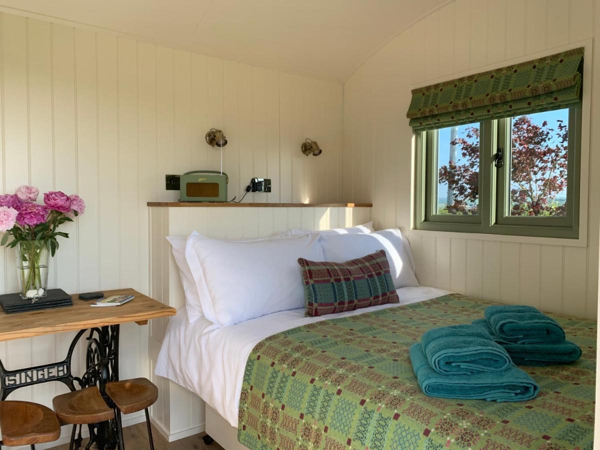 The Woolly Sheep Shepherd Huts Whitland Экстерьер фото