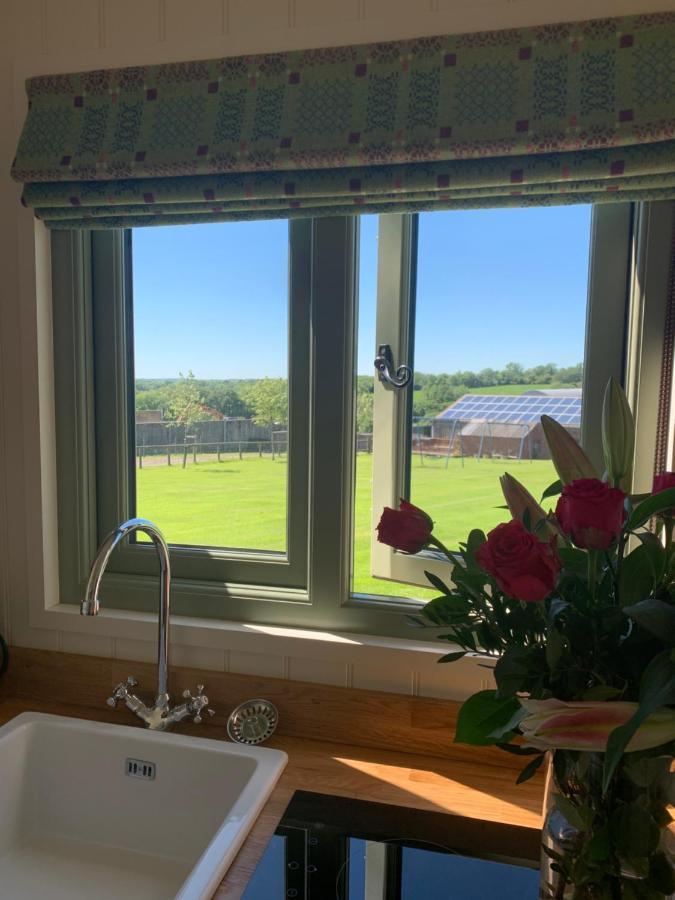 The Woolly Sheep Shepherd Huts Whitland Экстерьер фото
