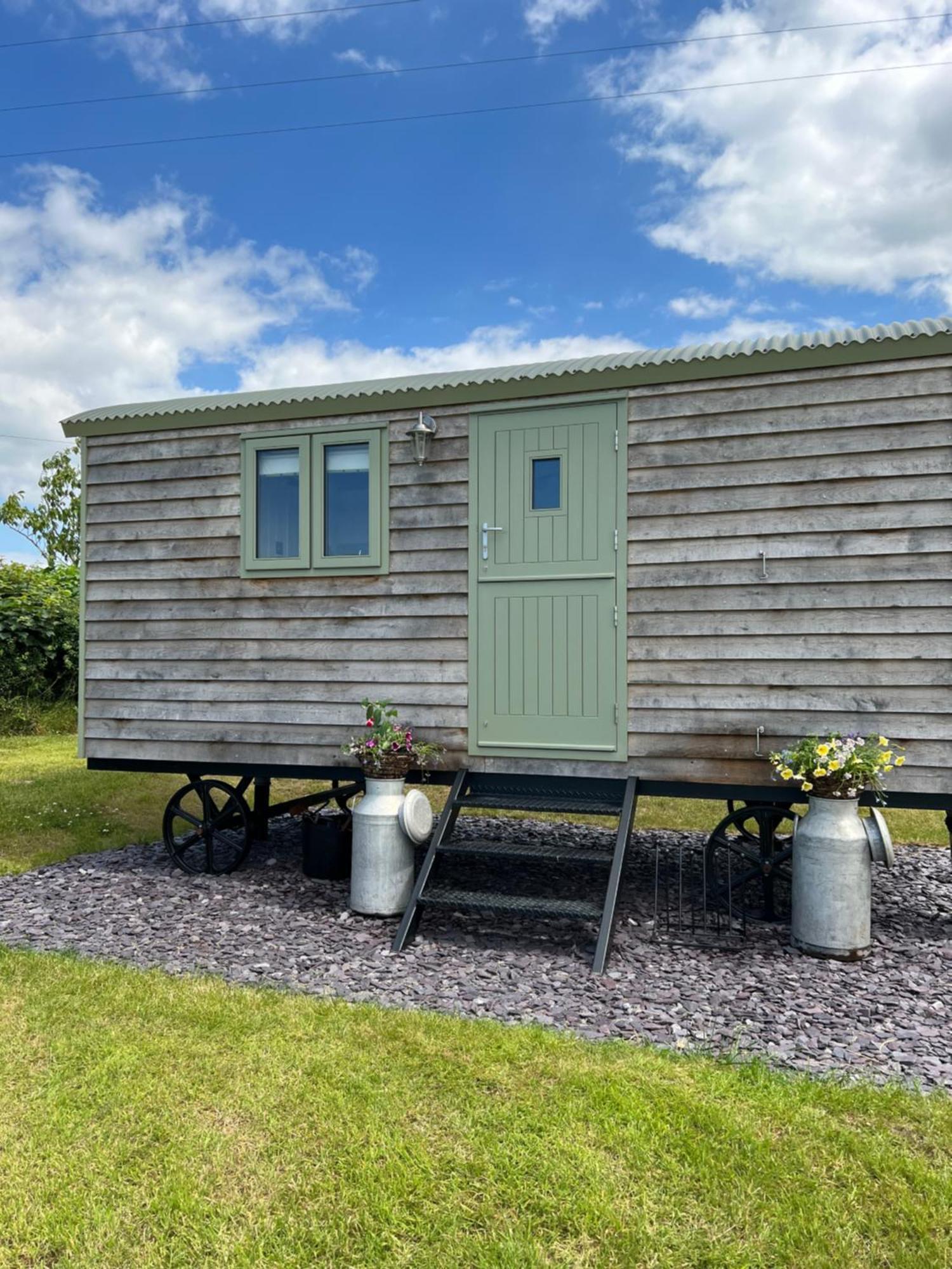 The Woolly Sheep Shepherd Huts Whitland Экстерьер фото